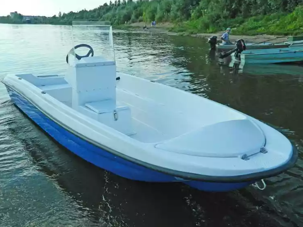 Стеклопластиковая лодка Пингвин с консолью (тримаран) в Ельце