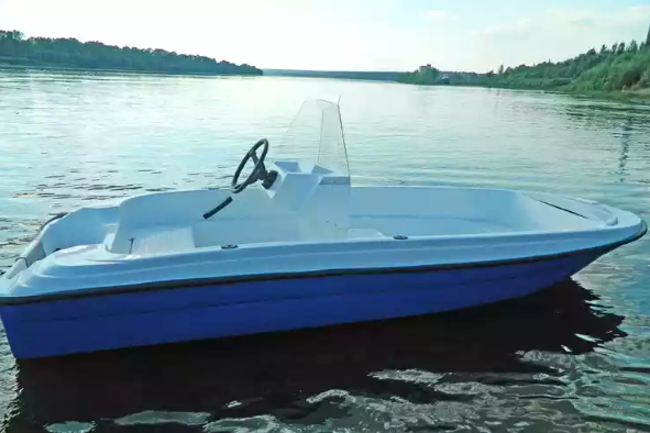 Стеклопластиковая лодка Пингвин с консолью (тримаран) в Ельце