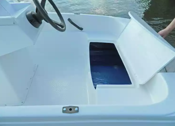 Стеклопластиковая лодка Пингвин с консолью (тримаран) в Ельце