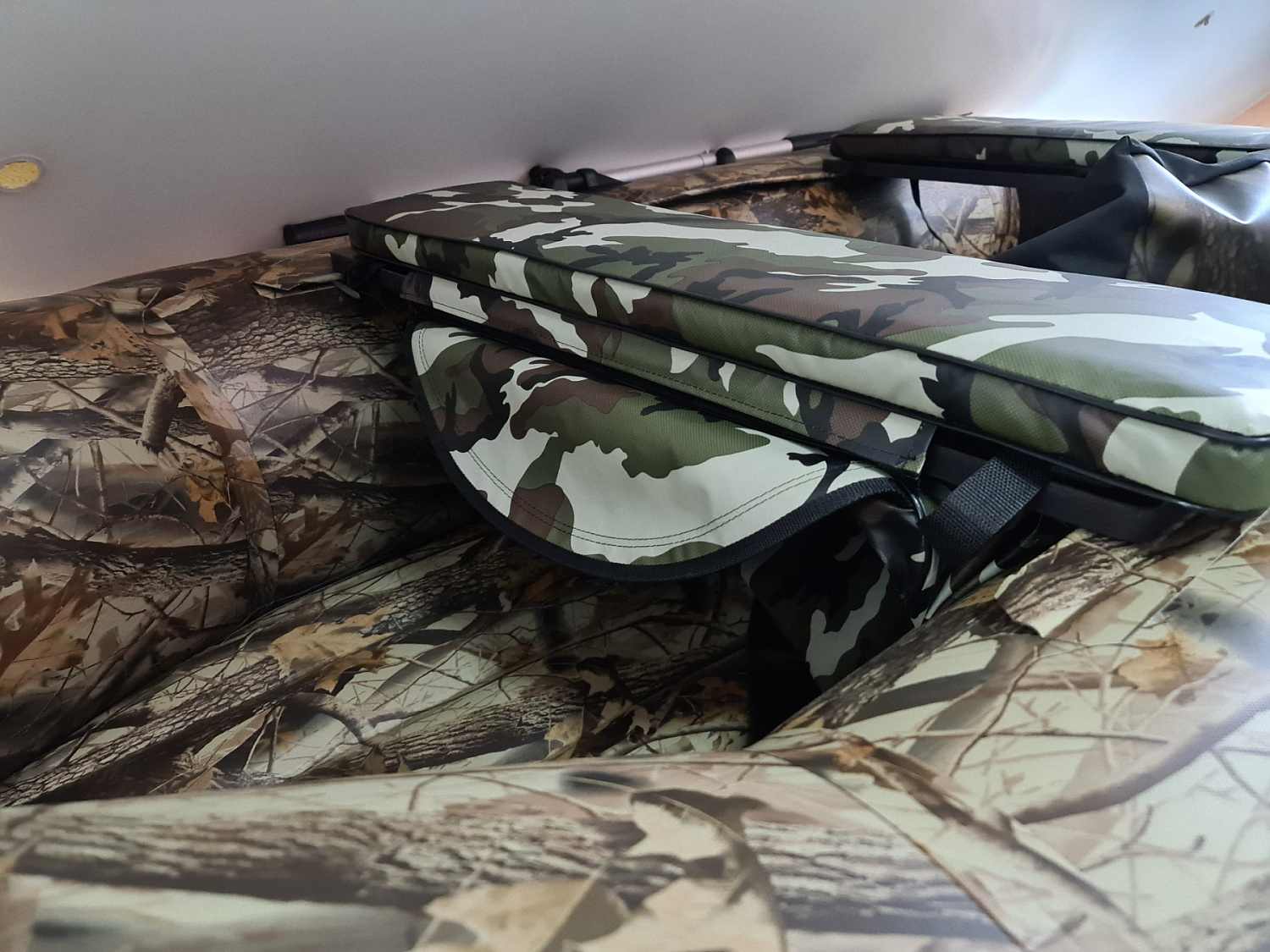 КОМПЛЕКТ МЯГКИХ НАКЛАДОК С СУМКОЙ ДЛЯ ЛОДОК 80Х20 КАМУФЛЯЖ в Ельце